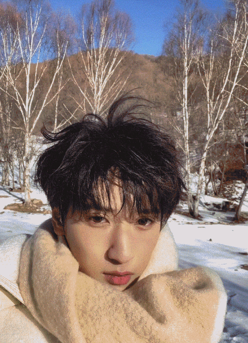 严浩翔雪地自拍#  不是 怎么有人live图直出比精修图还要帅啊05