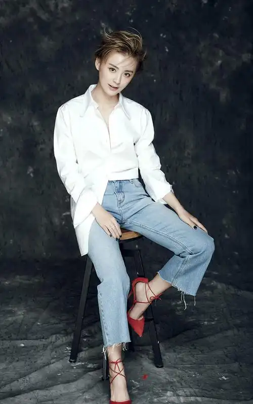 毛林林白衬衫清爽迷人时尚写真图片