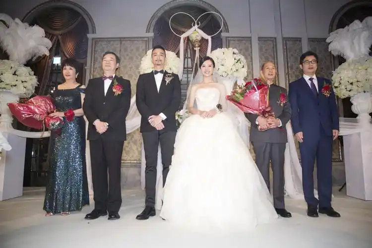 杨子姗吴中天现身婚礼 温柔一吻甜炸现场