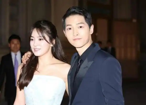 37岁宋仲基官宣新恋情!与英国女友现身机场,女方气质不输宋慧乔