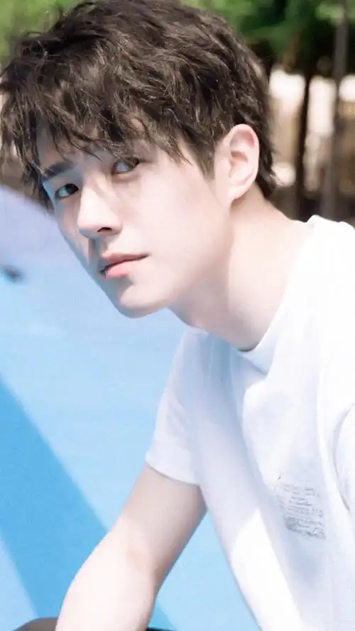 阳光下的刘昊然写真手机壁纸_帅哥刘昊然手机壁纸_三千图片网