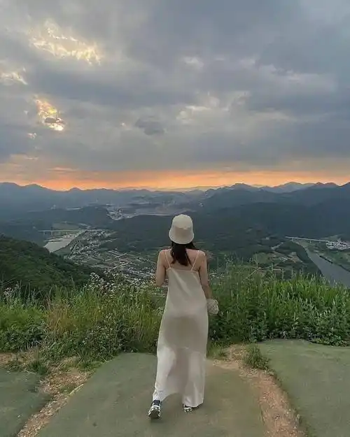 看到这个背影,大家可能会盲猜她的体重应该不过45-55kg,实际上,人家的