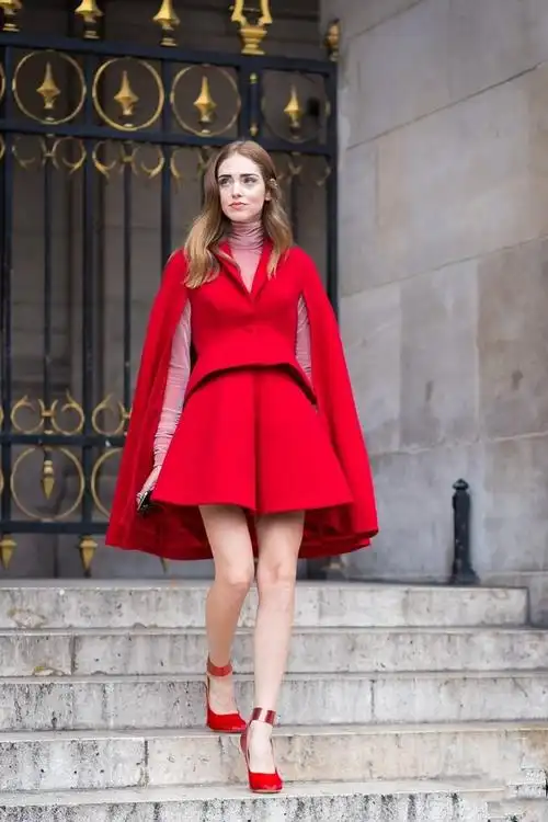 红色衣服衬肤色吗这样穿谁还不是大白皮呢