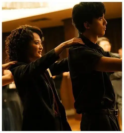 蒋勤勤给吴磊存钱想妈妈了