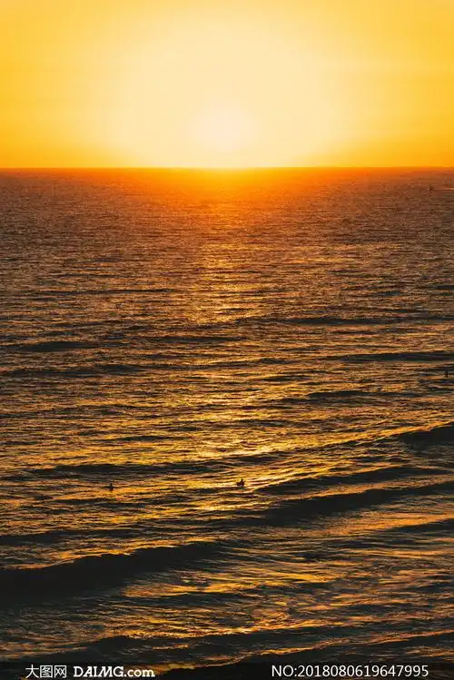 夕阳下泛着波光的大海摄影高清图片_大图网图片素材