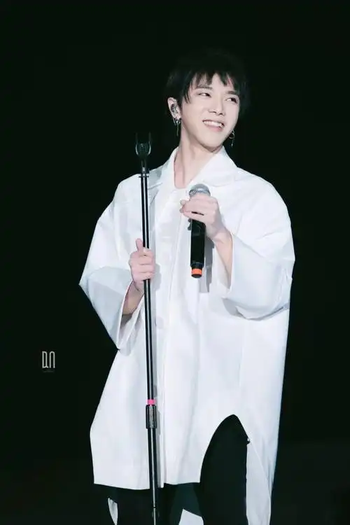 华晨宇微笑壁纸,高清治愈系