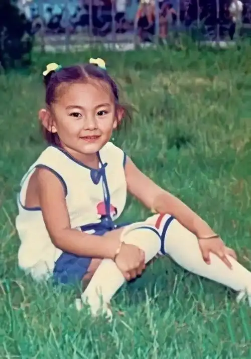 考古小时候的张雨绮