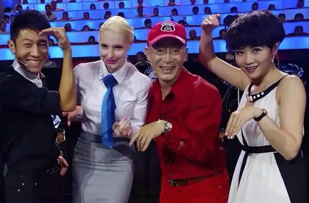 37岁撒贝宁老婆近照曝光,素颜全程未露正脸,赘肉引网友热议