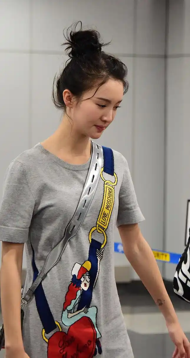 早期的金晨! 胖嘟嘟的笑脸,简约大方的灰色连衣裙,还有"伪"斜跨包包的