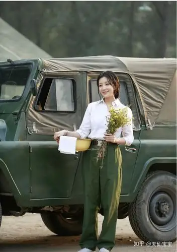 殷桃把朴素的军装裤穿的这么美一般人可没法轻易把她比下去