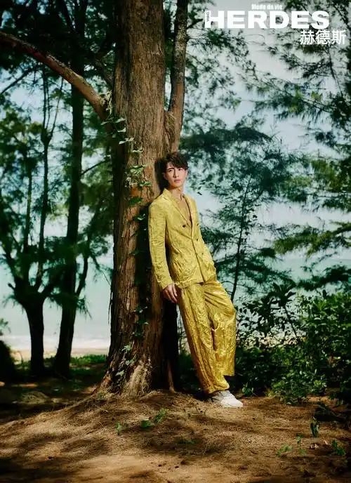 吴尊《赫德斯》六月刊封面释出 用陪伴谱写家的颂歌_工作时_三亚_nei