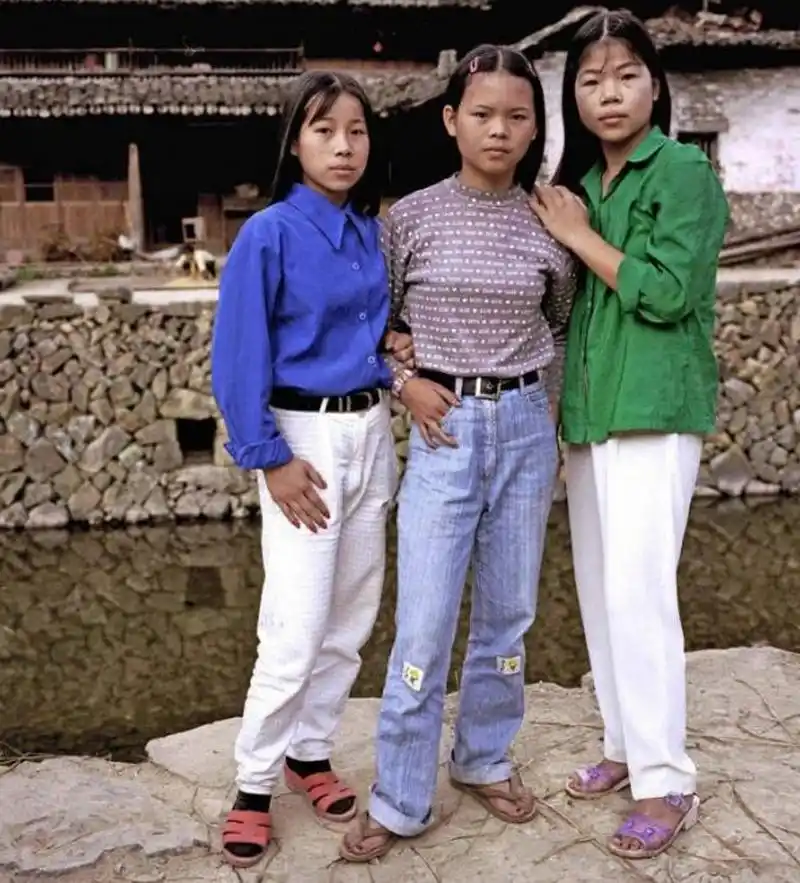 摄影师镜头下的老照片,看中国90年代,农村过年最时髦的穿着打扮