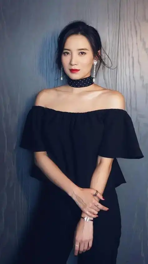 小宋佳:因事业放弃陈龙,因婚姻放弃张黎,现在与黄少峰