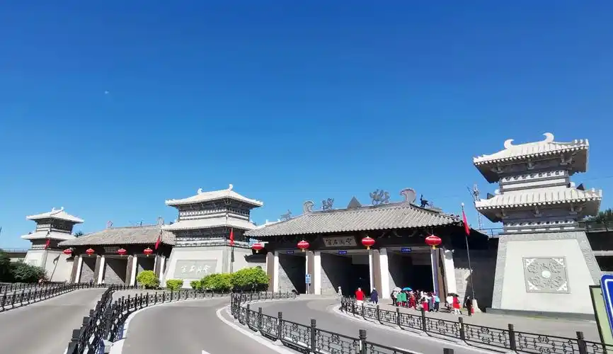 云冈石窟可分为早,中,晚三期.这是新建景区入口