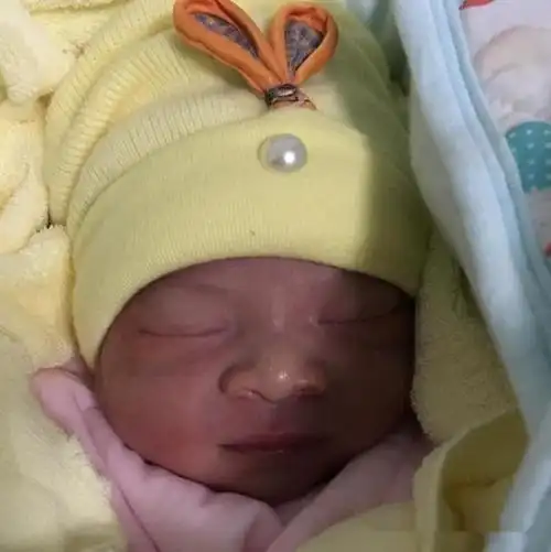 盘点这些萌化的瞬间|宝宝|出生|婴儿_新浪新闻