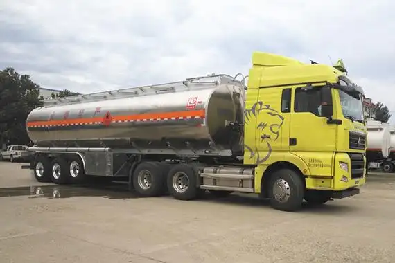 油罐车_湖南胜源工程有限公司