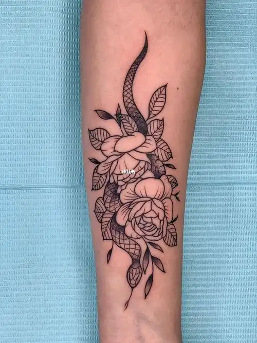 手臂素花蛇纹身