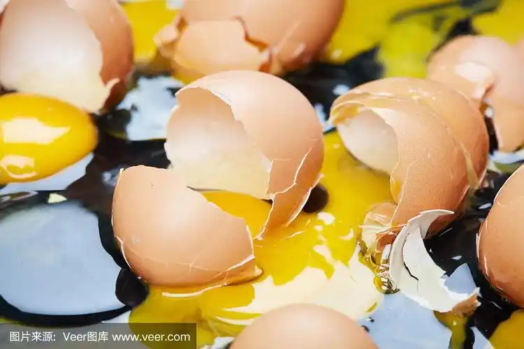 许多碎鸡蛋溅在地板上