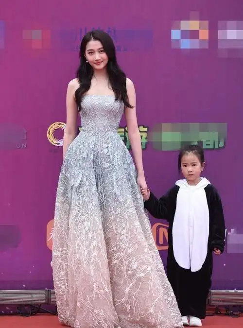 关晓彤首次牵孩子出席活动,女孩长相引热议