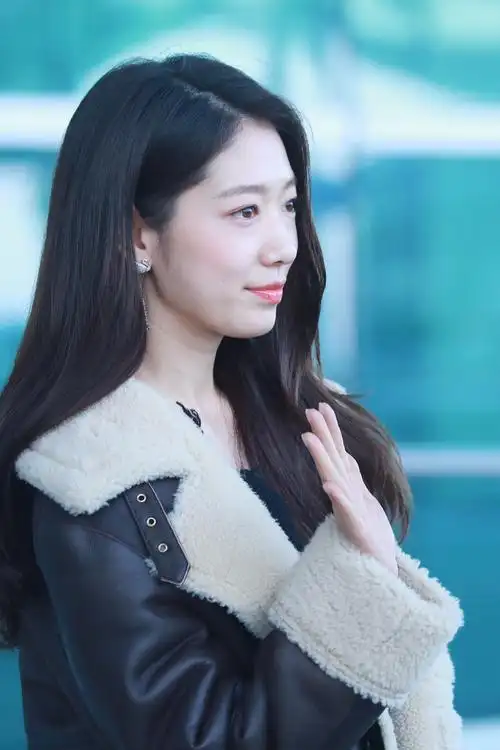 韩国人气女演员朴信惠因海外行程经由仁川国际机场出发前往中国香港