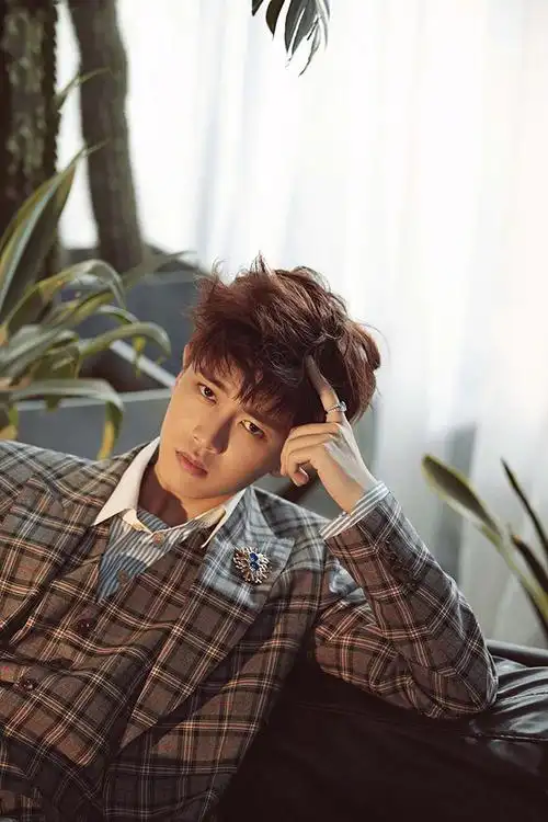 任嘉伦帅气封面写真图片