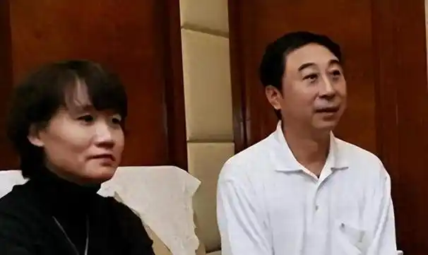 40年爱恋长存冯巩与妻子艾慧感人爱情传奇