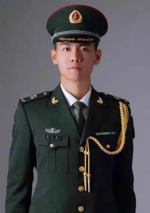 网络掀起的"军装热潮",是对英雄的致敬还是博眼球的小丑行为?