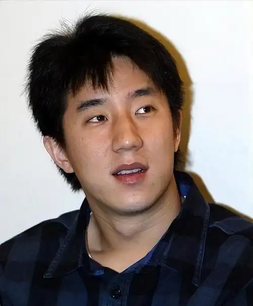 他拥有成龙标志性的小眼睛,单眼皮,以及显眼的大鼻子,展现了两代人的