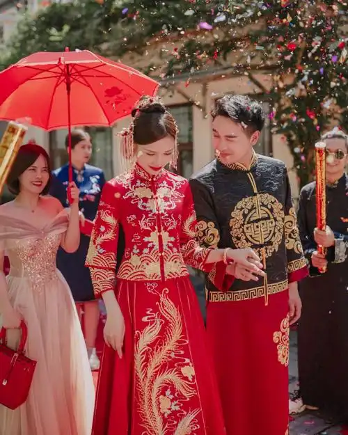 拍到了超有氛围感的婚礼接亲