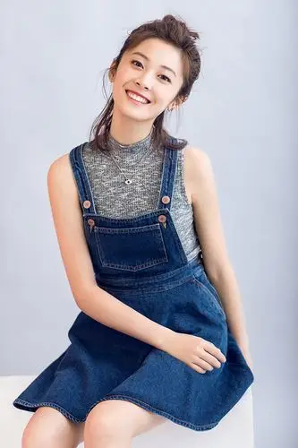 邵芸最新"丸子头"写真曝光 俏皮灵动气质好评