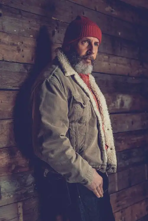 男人,靠着,木墙,特写,严肃,男性,山羊胡,老人,毛发,外套,红色,帽子