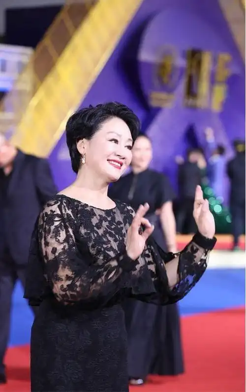 王姬老的真实自然奶奶年纪穿精致黑纱裙好气质比颜值更加分