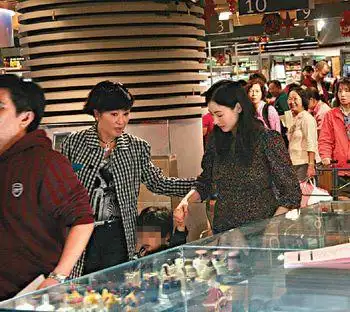 狄波拉搀扶柏芝