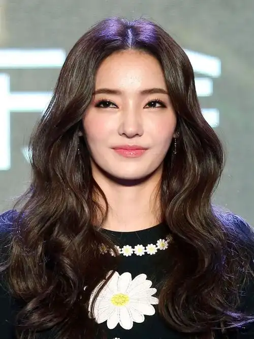 图一是韩彩英卷发优雅亮相,大红裙"忒衬肤色"!