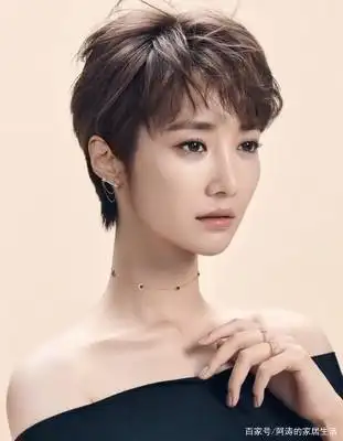 建议40岁左右的女人:多留这3款"短烫发",减龄衬托好气质