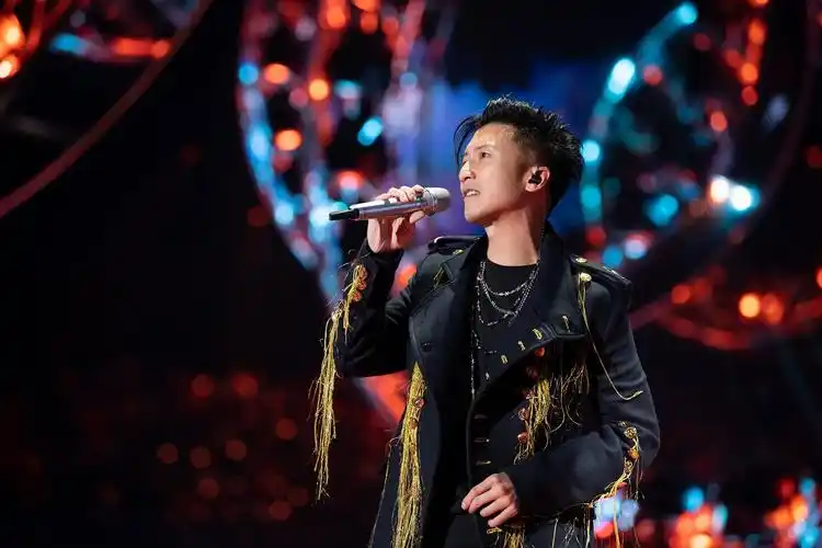 如何评价2021哔哩哔哩跨年晚会谢霆锋第一个上场