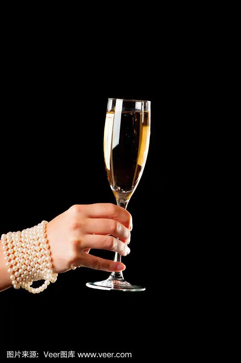 手拿香槟酒杯