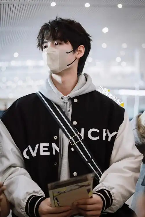 黄俊捷机场生图