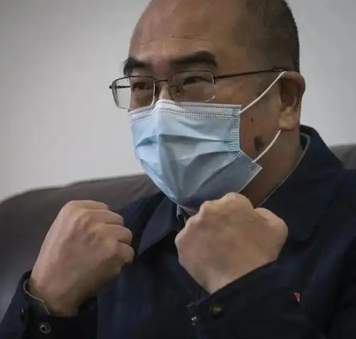 身患绝症金银潭医院院长步履蹒跚泪别医疗队