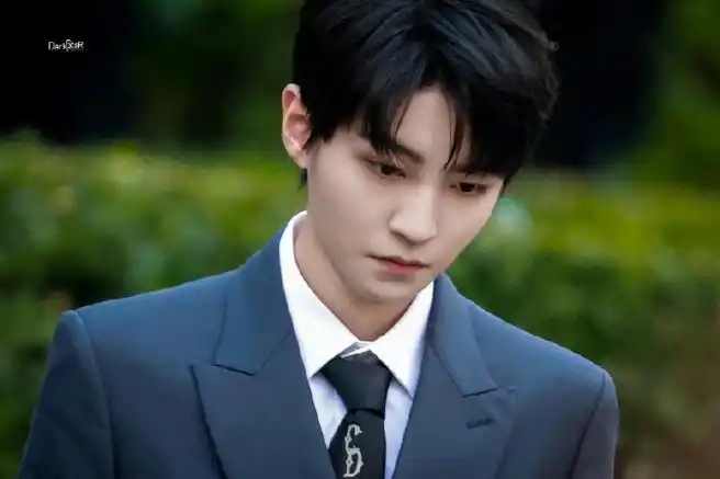 灯光是蓝绿红橙的 凯子心情是黑色的#王俊凯真的好帅哦!