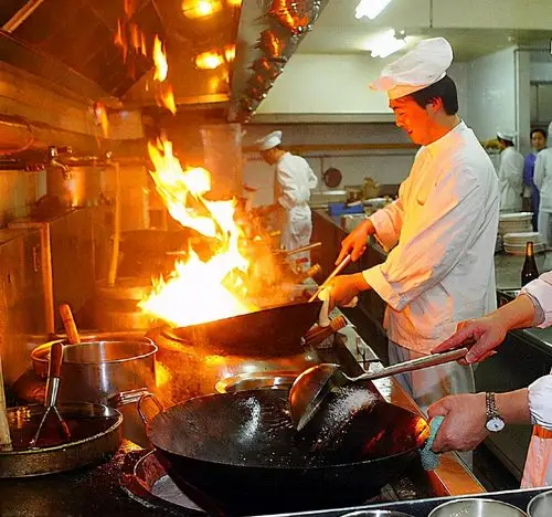 饭店厨师炒菜时,为何不关水龙头?大厨透露真相,网友:错怪你了