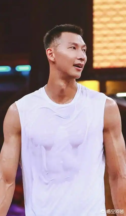 这就是灌篮节目中易建联认真和业余球员比赛却被一些人质疑没有娱乐