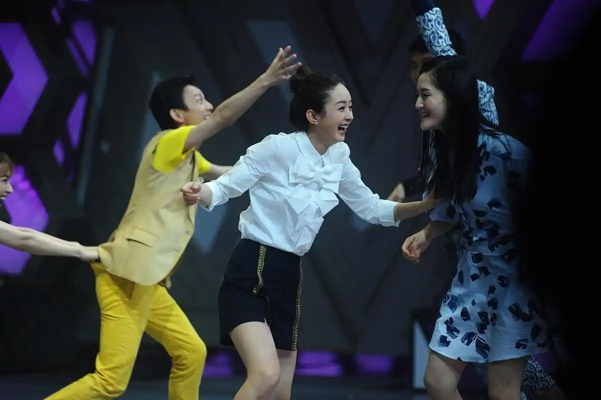 赵丽颖去了张杰演唱会# 哇塞,谢娜是爱情友情双丰收,颖宝赵丽颖诚现