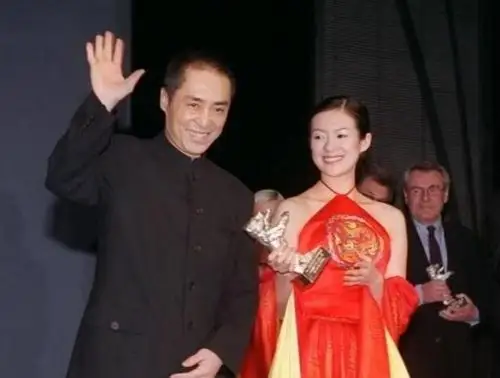 章子怡戴着大红肚皮包和张艺谋上台领奖,下台后,张艺谋骂人