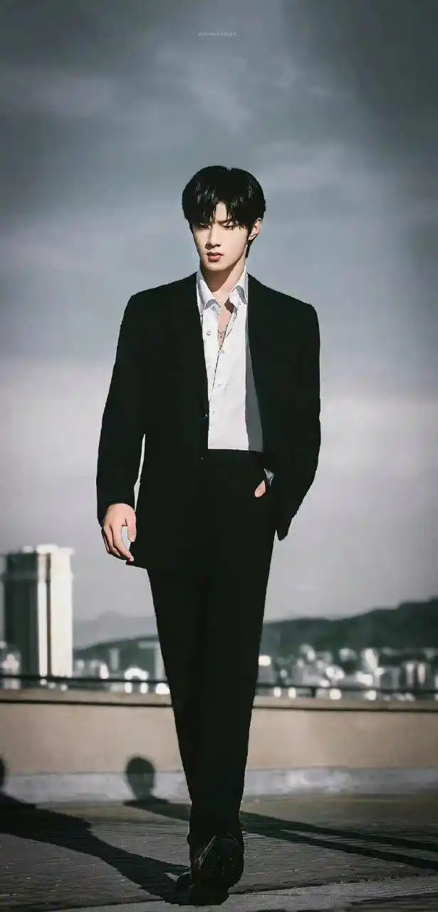 刘耀文宽肩窄腰大长腿!穿西装太帅了吧啊啊啊!期待今晚无限超越班!