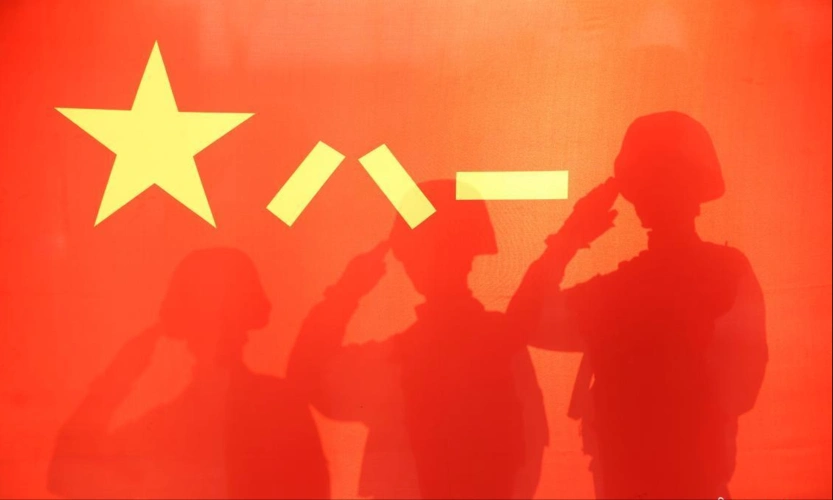 向4个军级单位,1个师级单位,7个团级单位授予军旗!