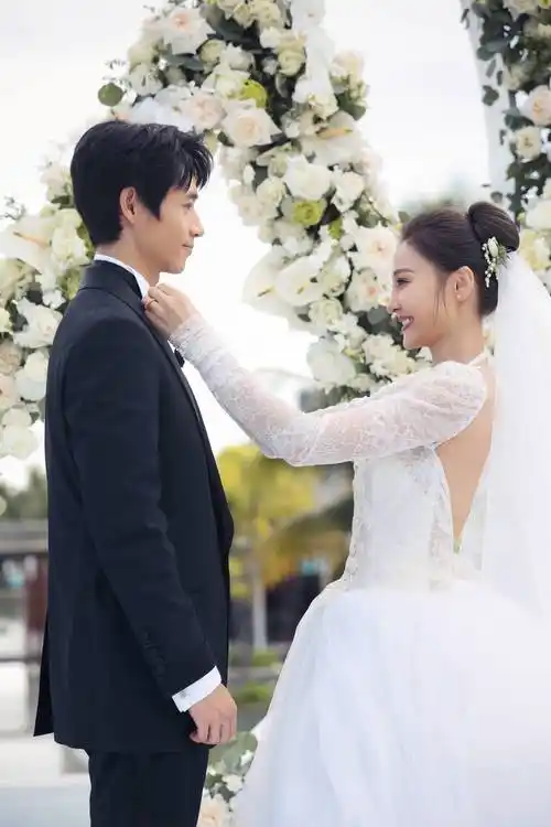 于玮身着洁白婚纱,魏晨一袭黑色西装,婚礼现场如梦似幻好似童话照进