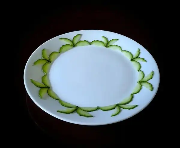 简单美丽的94黄瓜花围边盘饰#午餐612022年3月19日#给盘子装饰一