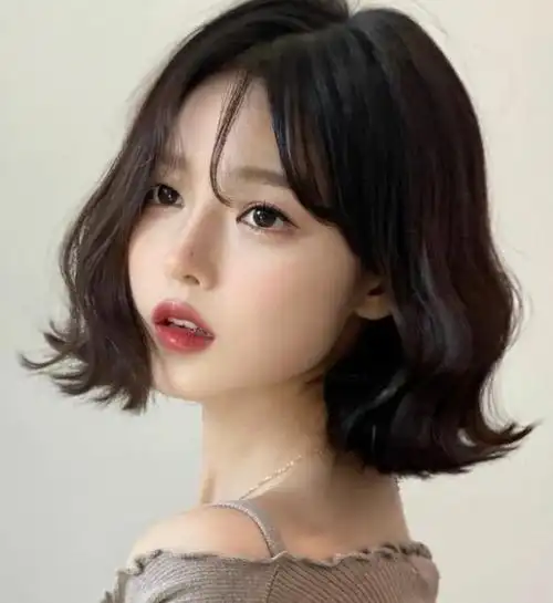 时髦洋气中短烫发 好打理懒人烫发型