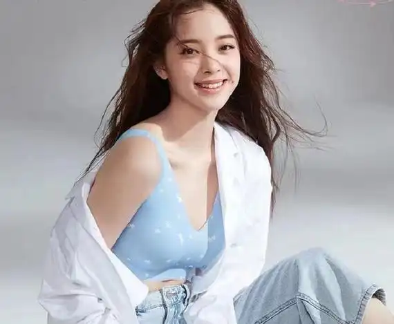 欧阳娜娜内衣大片曝光大腿上勒一根松紧带肉嘟嘟的胳膊太显胖